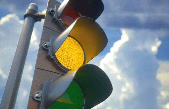 Qué hay que hacer cuando la luz del semáforo está titilando: la diferencia entre el rojo y el amarillo